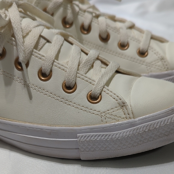 Converse Women's Off-White Sneakers with Gold Accents Size 10... Beautiful!!! - Picture 3 of 15